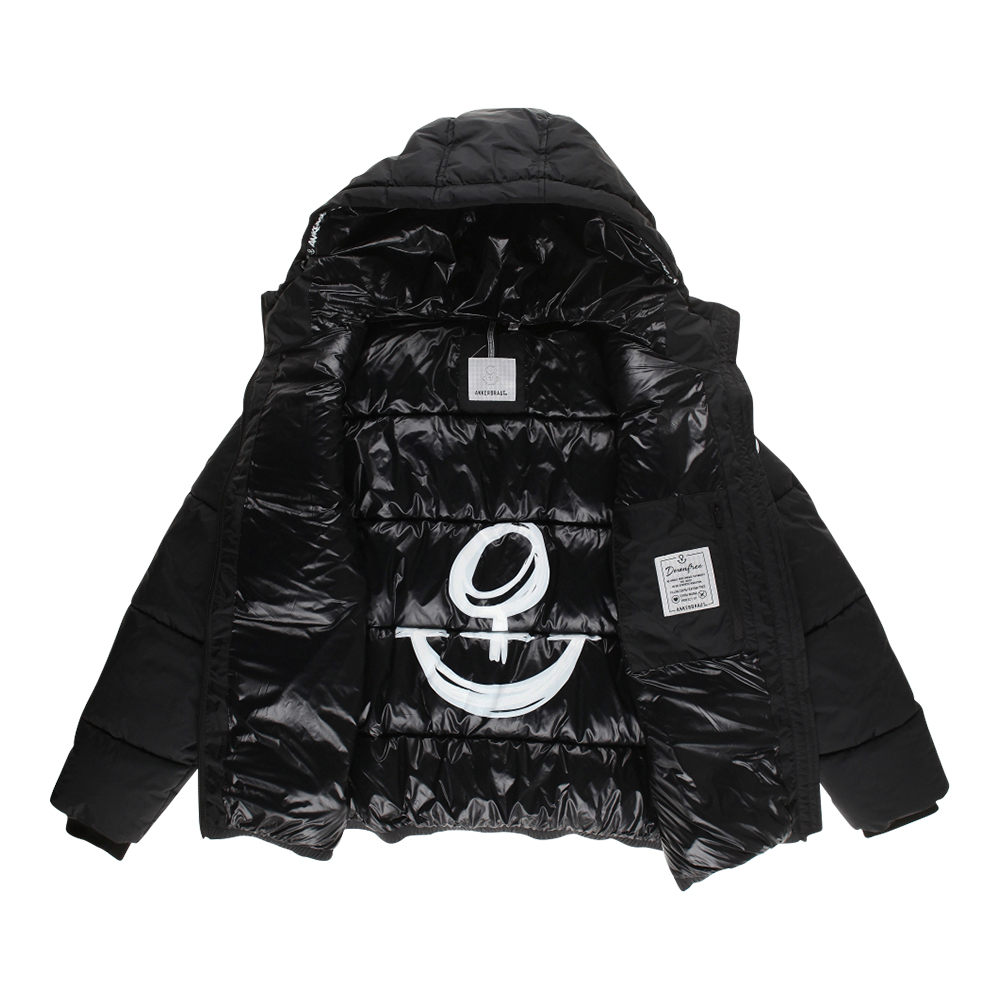 Weibliches Model mit ANKERBRAUT Jacke in Schwarz