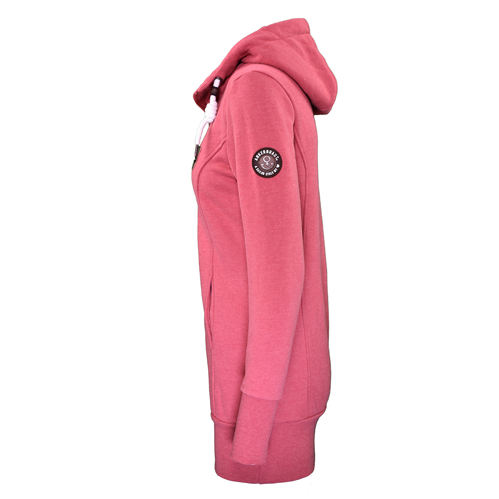 Weibliches Model mit ANKERBRAUT Long Sweatjacke in Red Melange