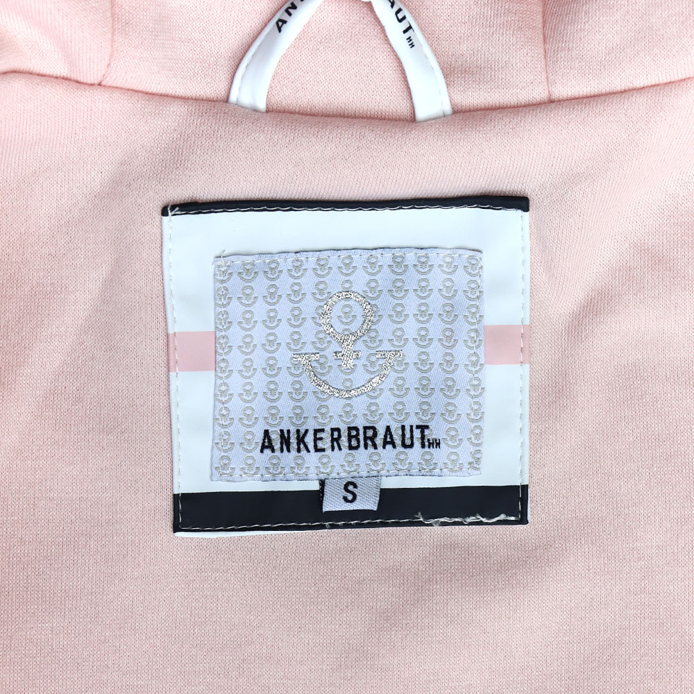 Weibliches Model mit ANKERBRAUT Regenjacke in Bright White