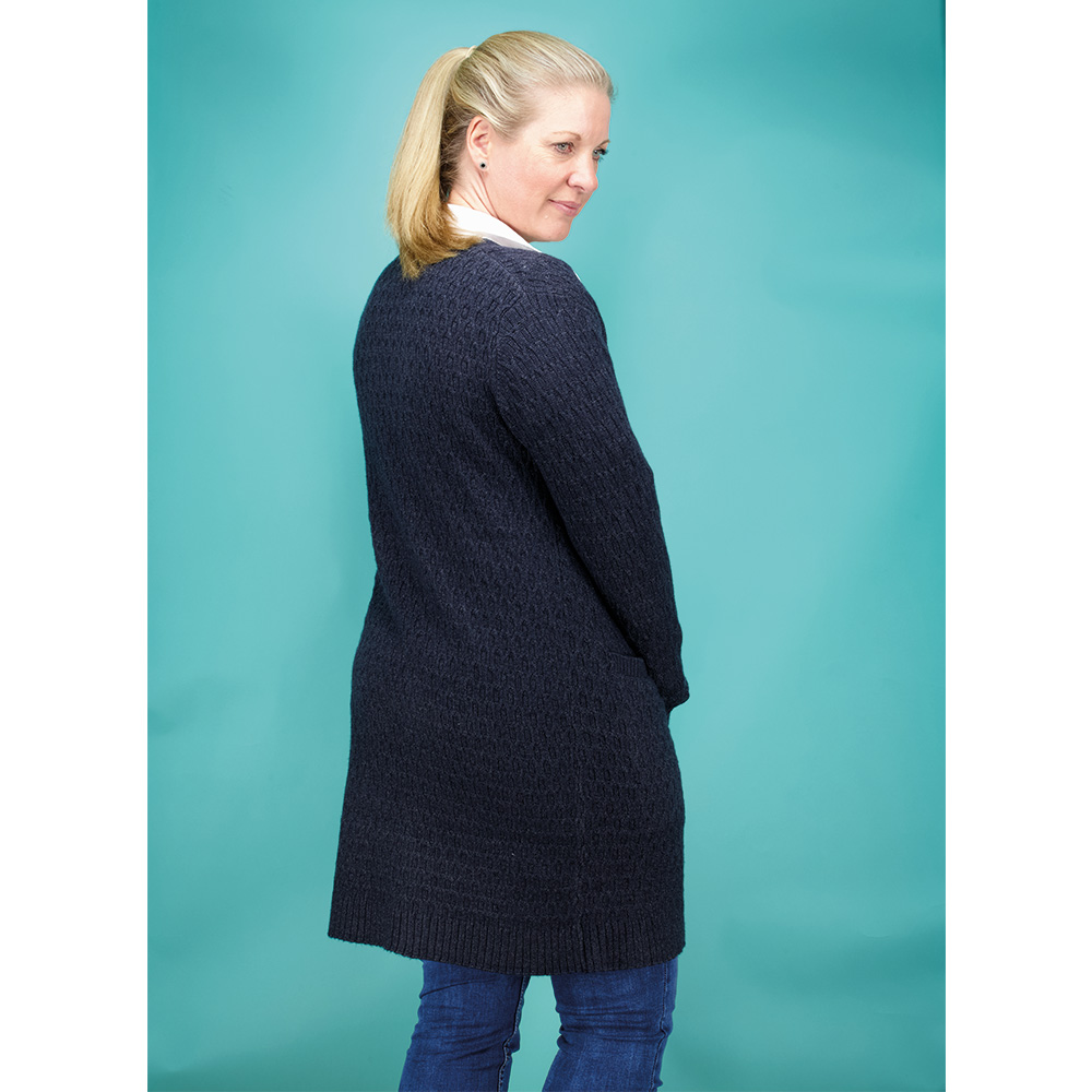 Weibliches Model mit CAMPS BAY Strickjacke in Night Sky Melange