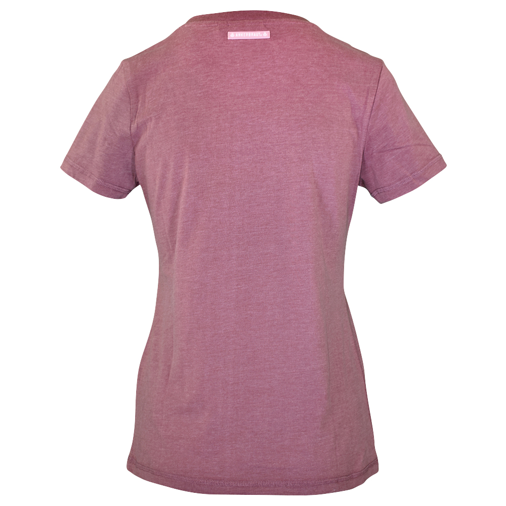 Weibliches Model mit ANKERBRAUT Shirt in Rose Brown