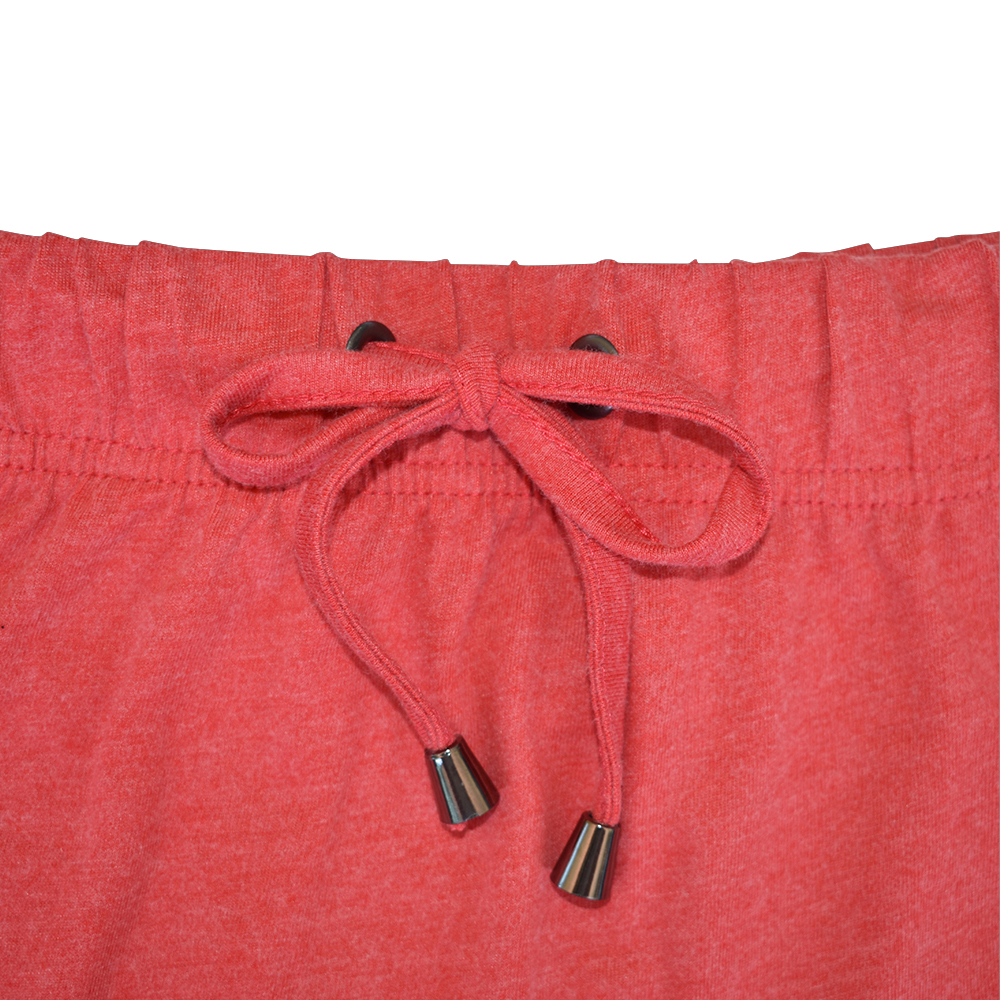 Weibliches Model mit Rock Your Day Jerseyrock in Mars Red Melange