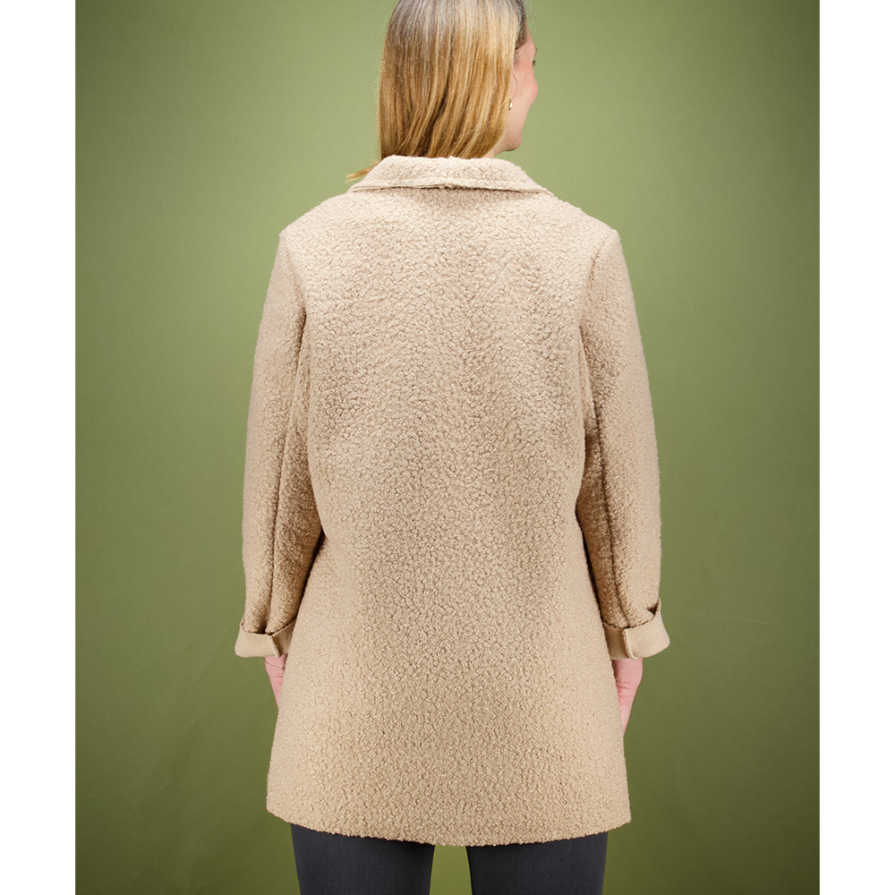Weibliches Model mit Küstenzauber Blazer in Taupe