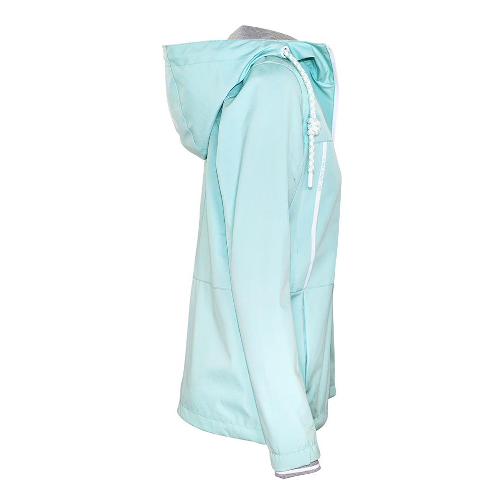 Weibliches Model mit CAMPS BAY Funktionsjacke in Harbour Grey