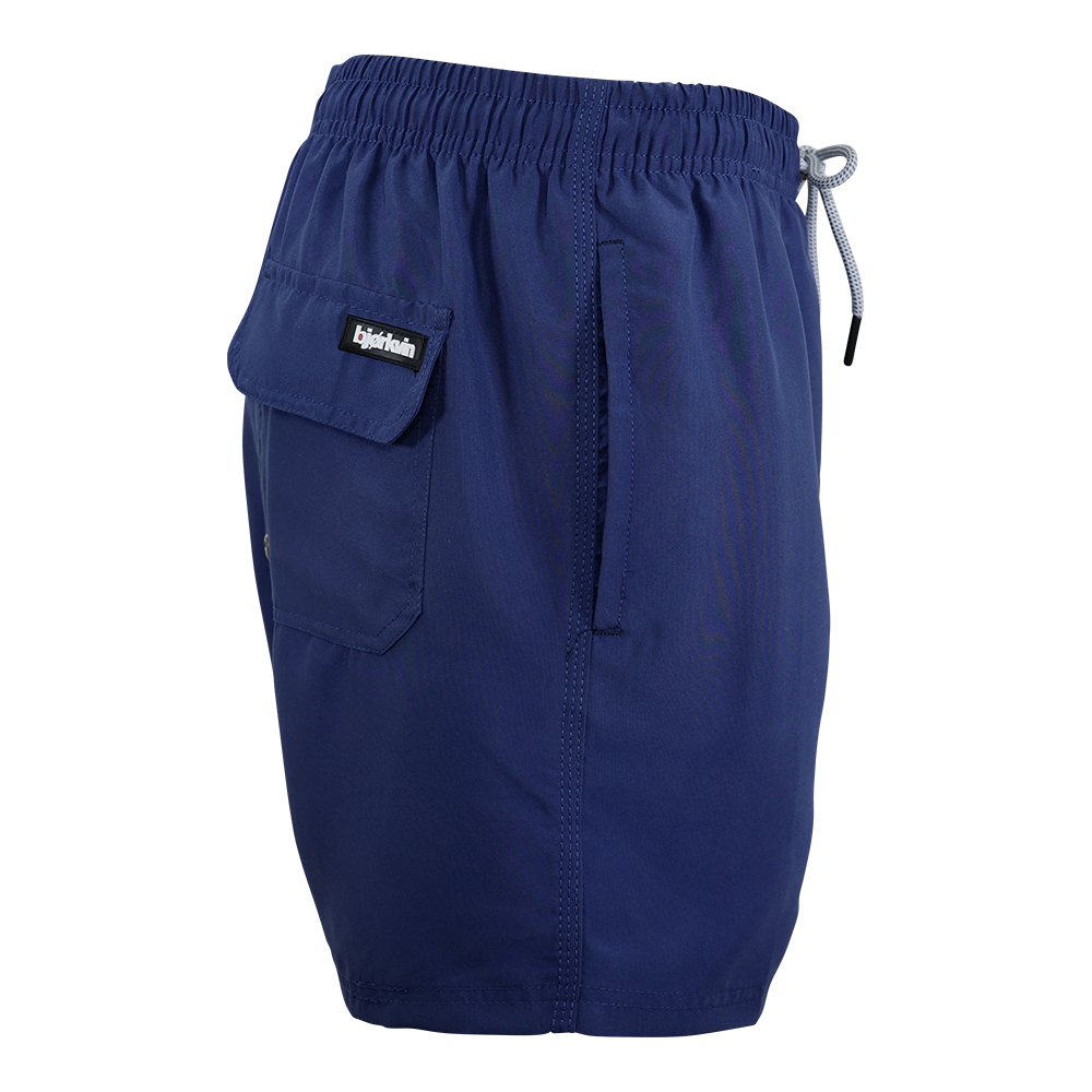 Männliches Model mit Björkvin Badeshorts in Sun faded