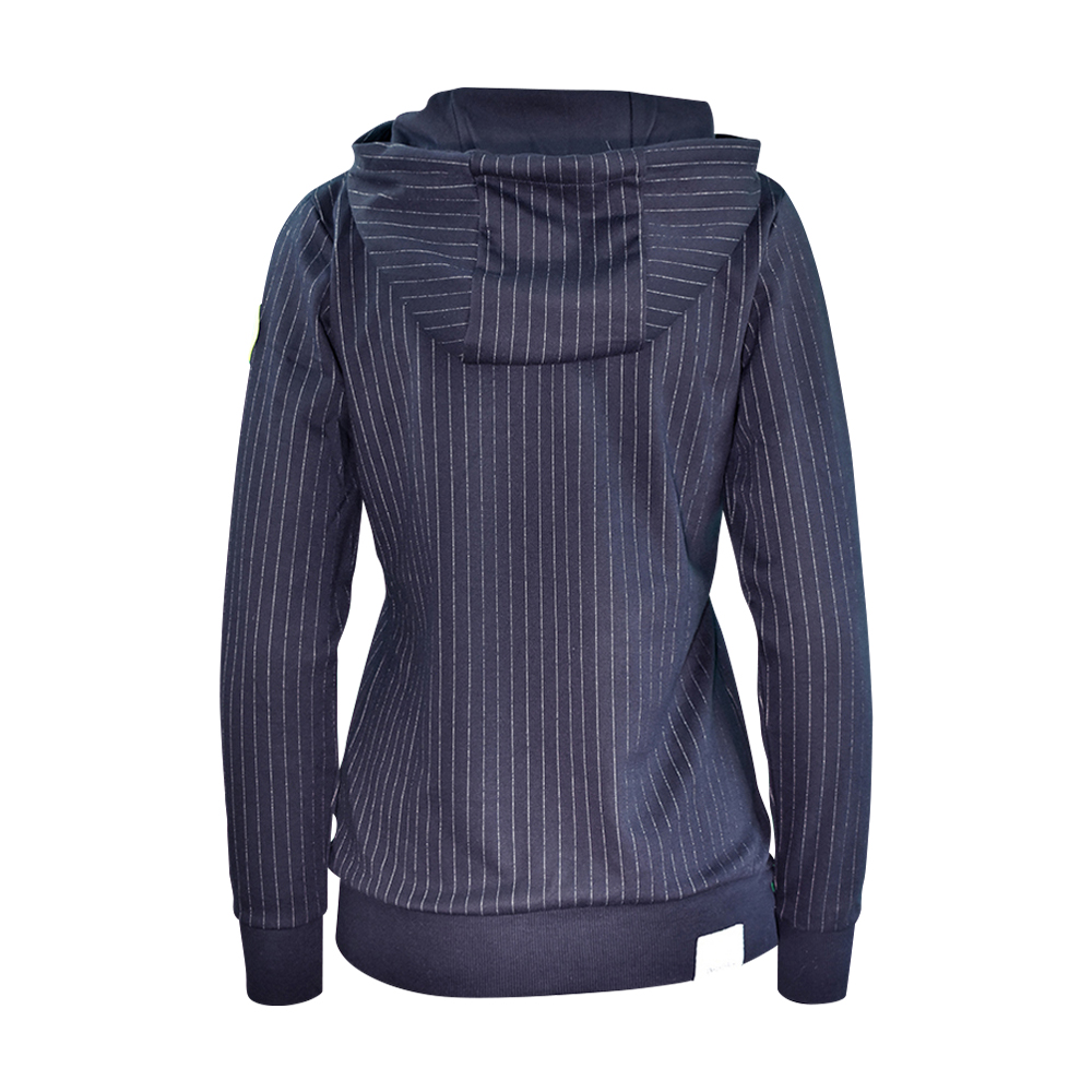 Weibliches Model mit ANKERBRAUT Hoodie in Night Sky Yellow