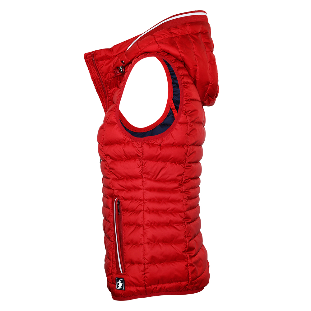 Weibliches Model mit CAMPS BAY Weste in Savvy Red