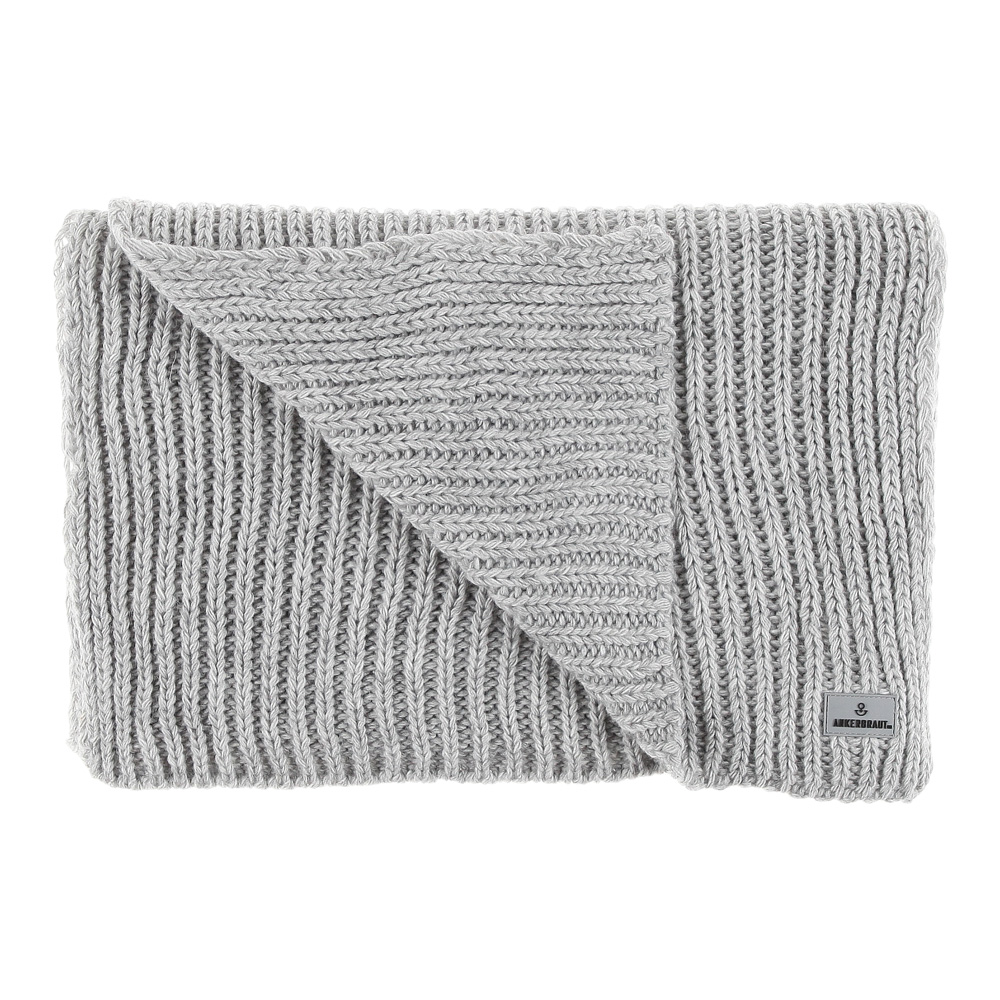 Weibliches Model mit ANKERBRAUT Schal in Silver