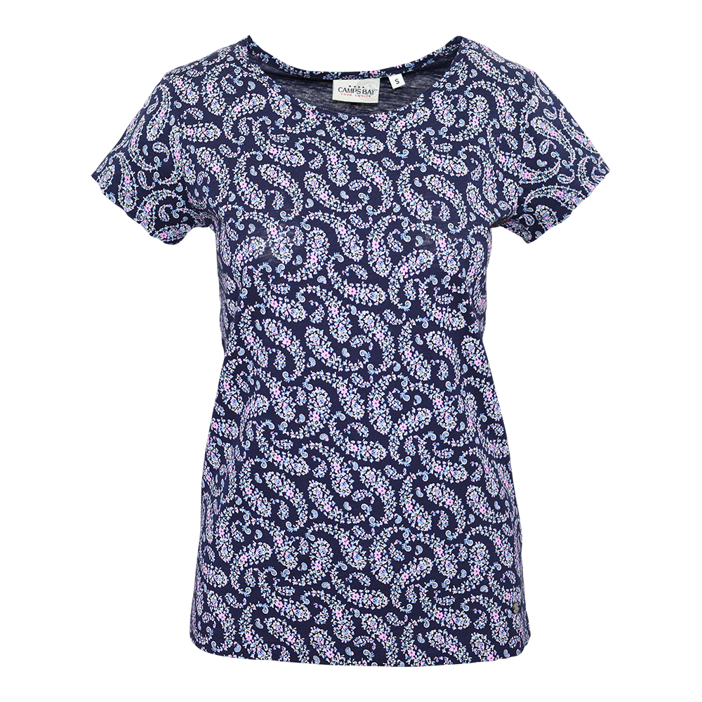 Weibliches Model mit CAMPS BAY T-Shirt 
