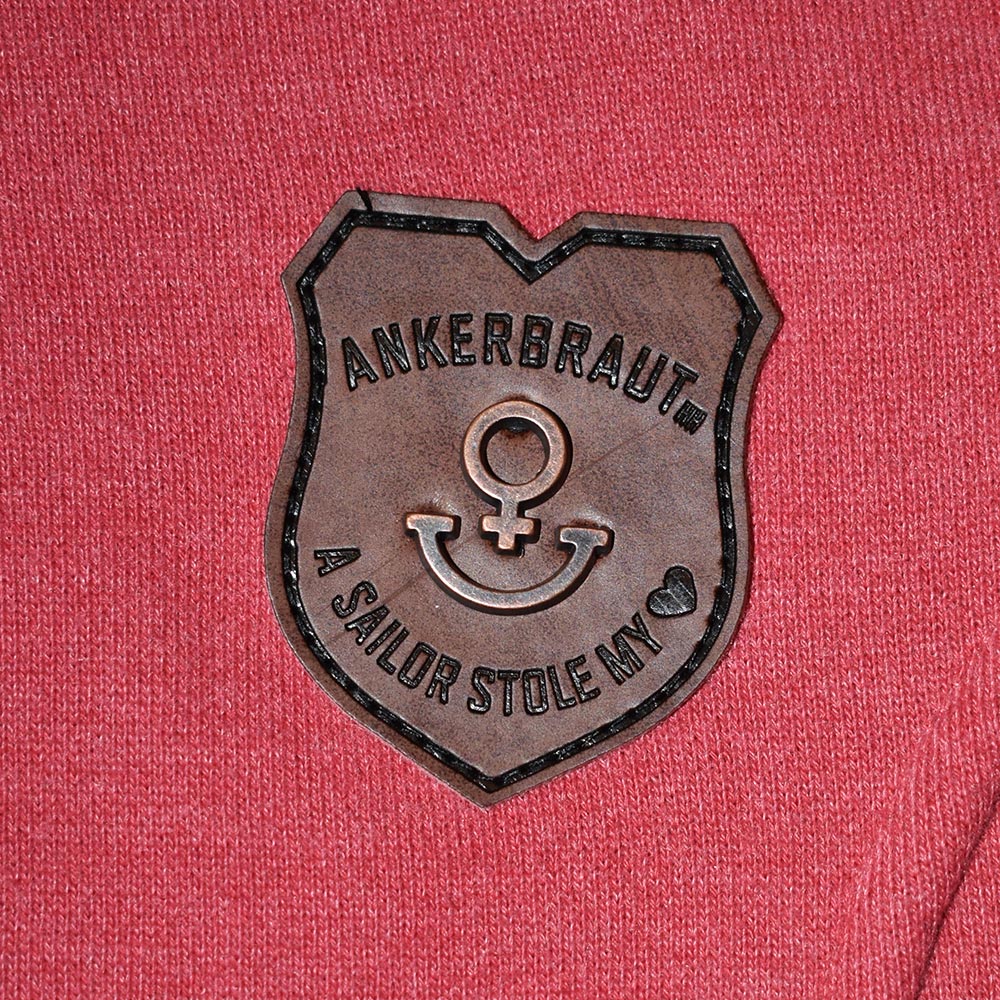 Weibliches Model mit ANKERBRAUT Long Sweatjacke in Red Melange