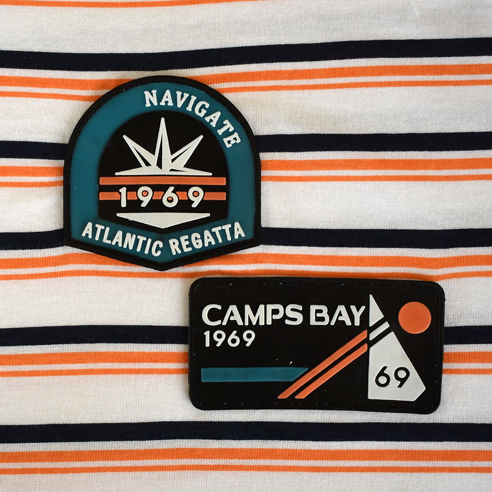 Männliches Model mit CAMPS BAY T-Shirt in White Orange