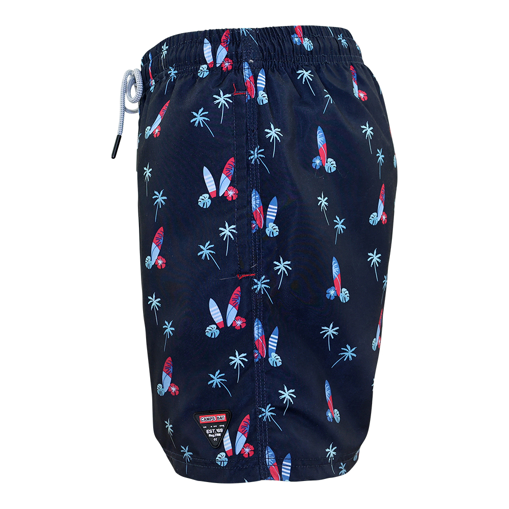 Männliches Model mit CAMPS BAY Badeshorts in Truck