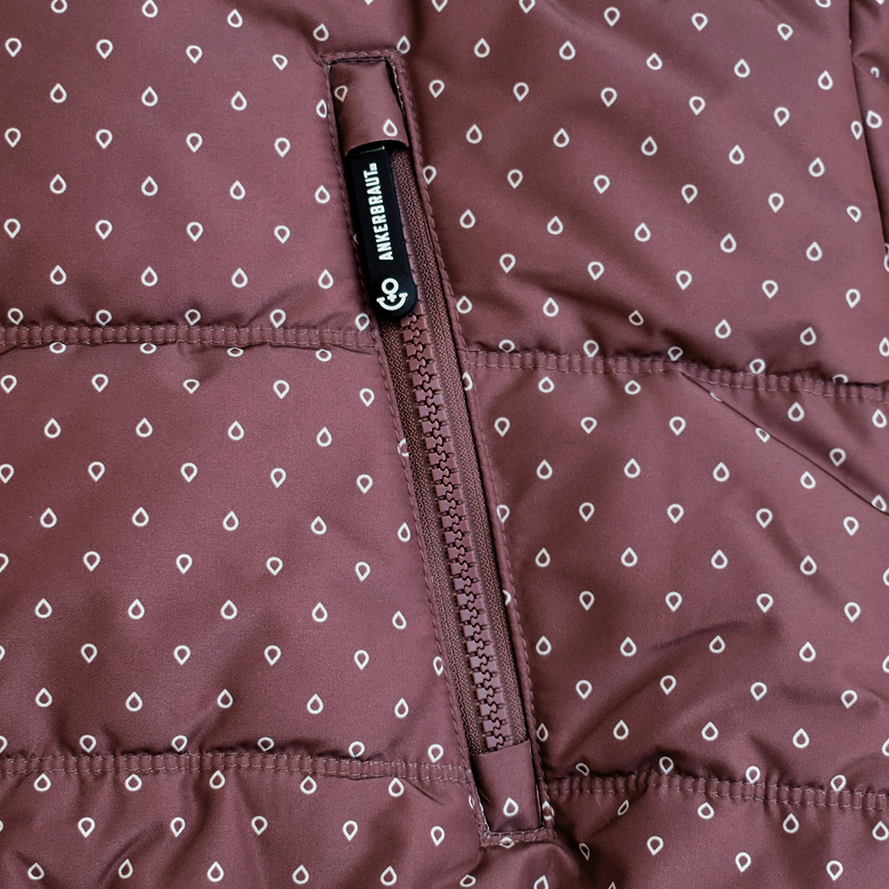 Weibliches Model mit ANKERBRAUT Weste in Rose Brown