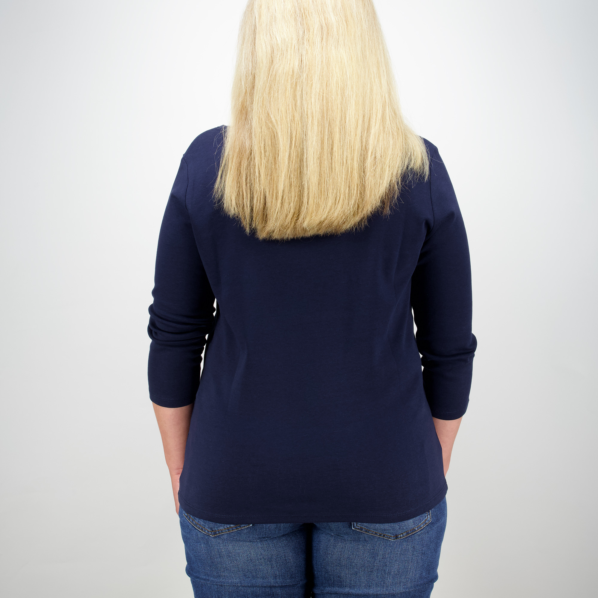 Weibliches Model mit CAMPS BAY Shirt in Night Sky