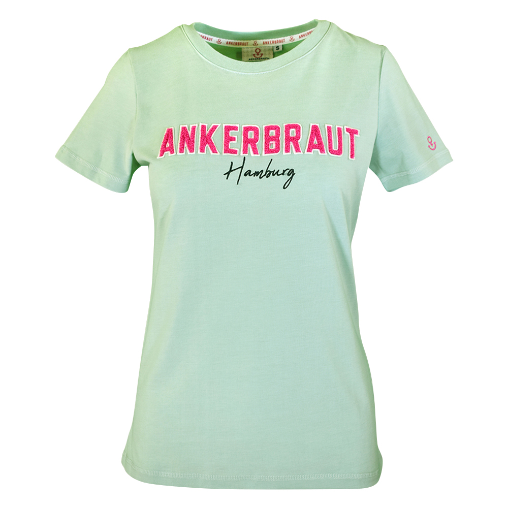 Weibliches Model mit ANKERBRAUT T-Shirt in Harbour Grey