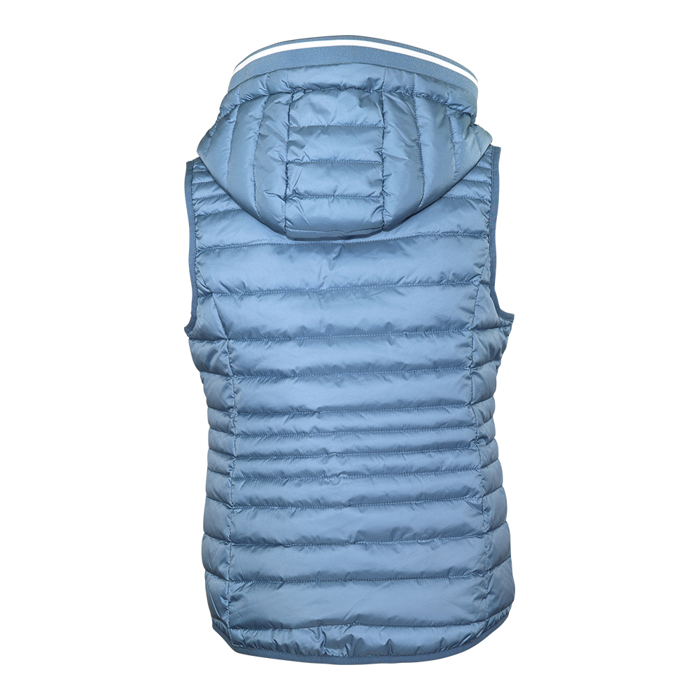 Weibliches Model mit CAMPS BAY Weste in Windward Blue