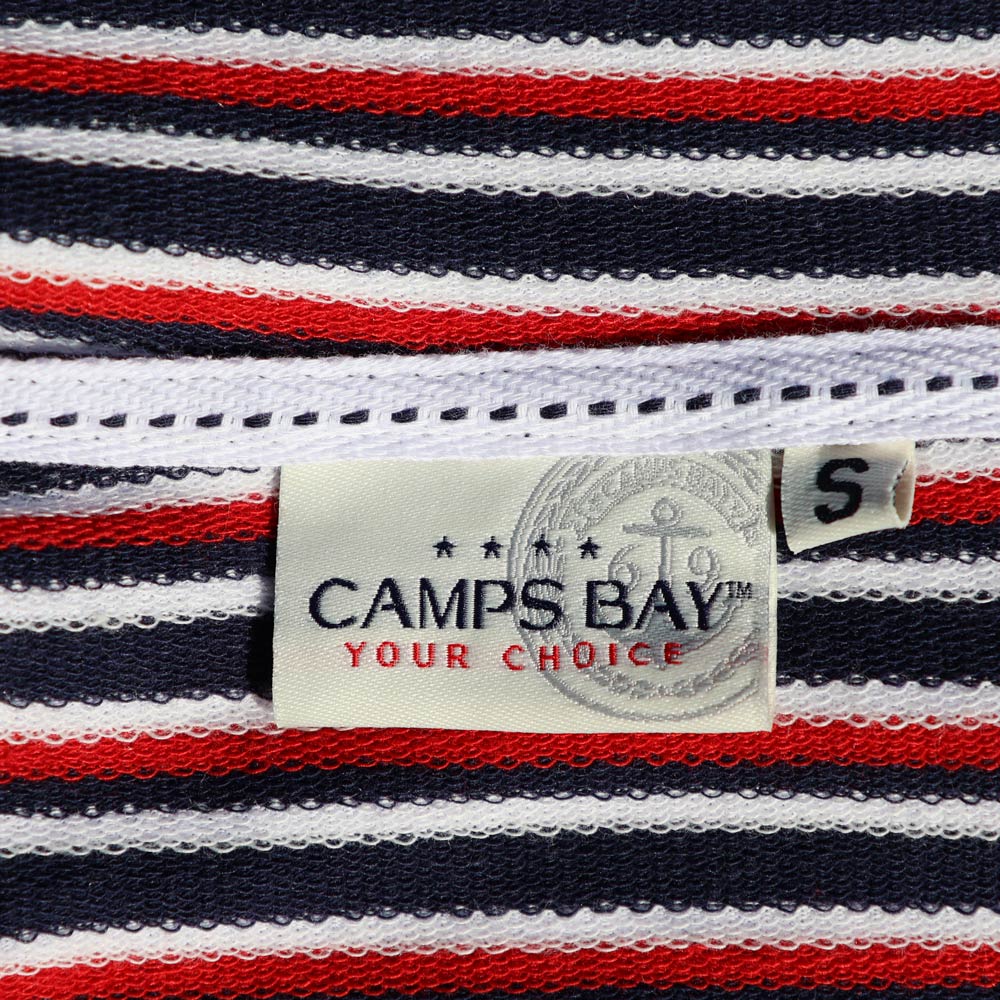 Weibliches Model mit CAMPS BAY Hoodie in Rot gestreift