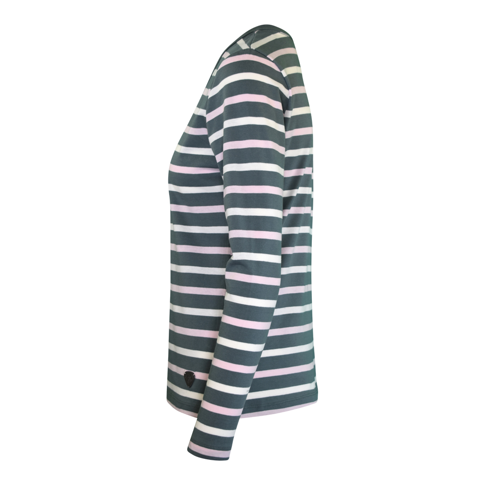 Weibliches Model mit CAMPS BAY Langarmshirt in Balsam Green - Cradle Pink - Cloud Dancer