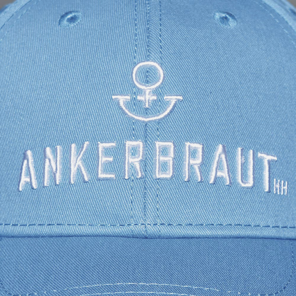 Weibliches Model mit ANKERBRAUT Cap in Sky Blue