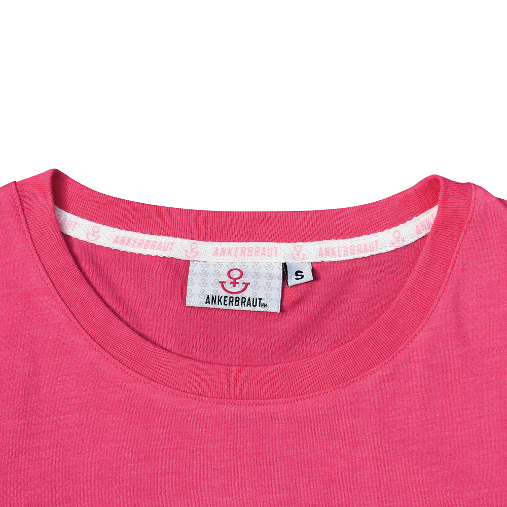 Weibliches Model mit ANKERBRAUT T-Shirt in Pink Flambé