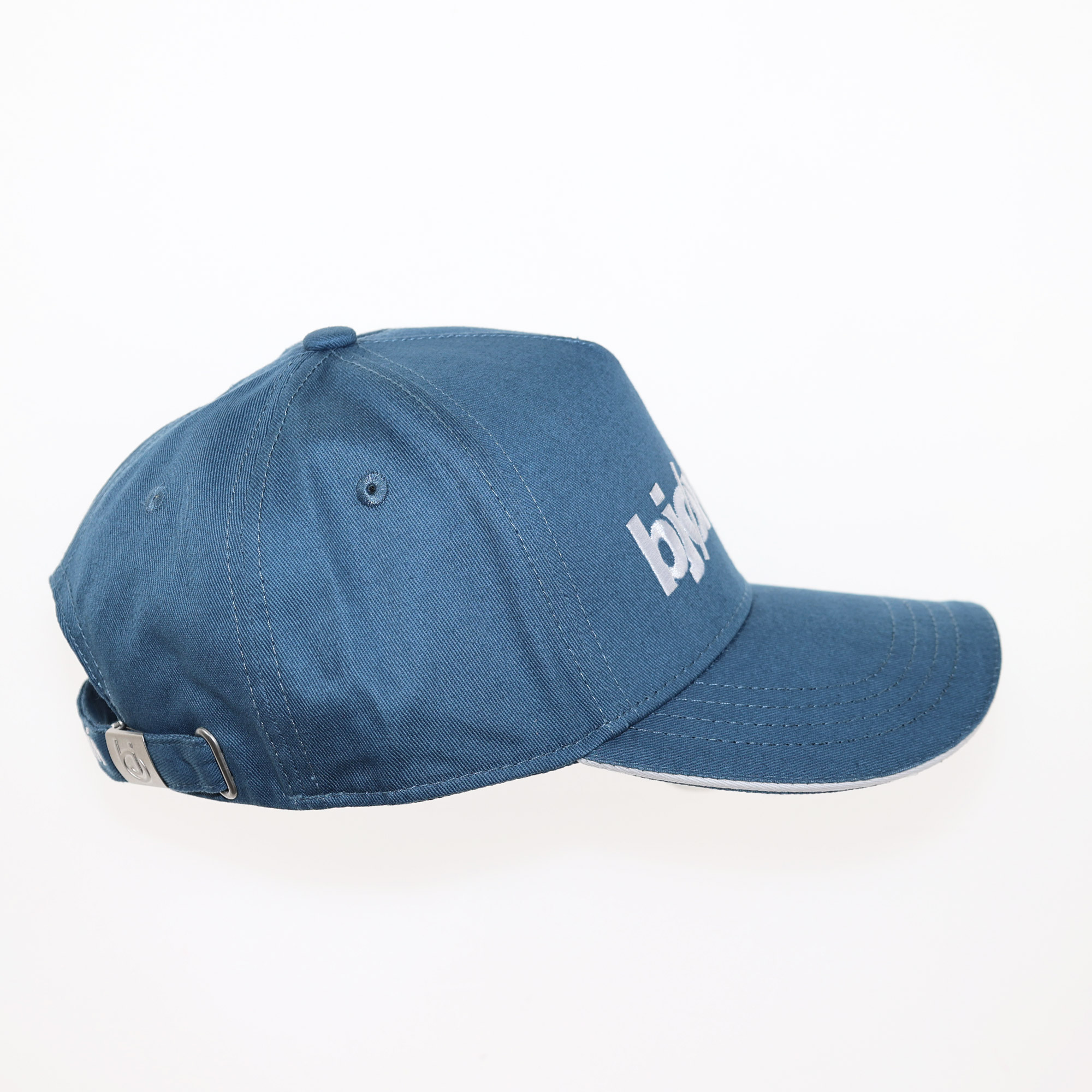 Männliches Model mit Björkvin Cap in Jeansblue