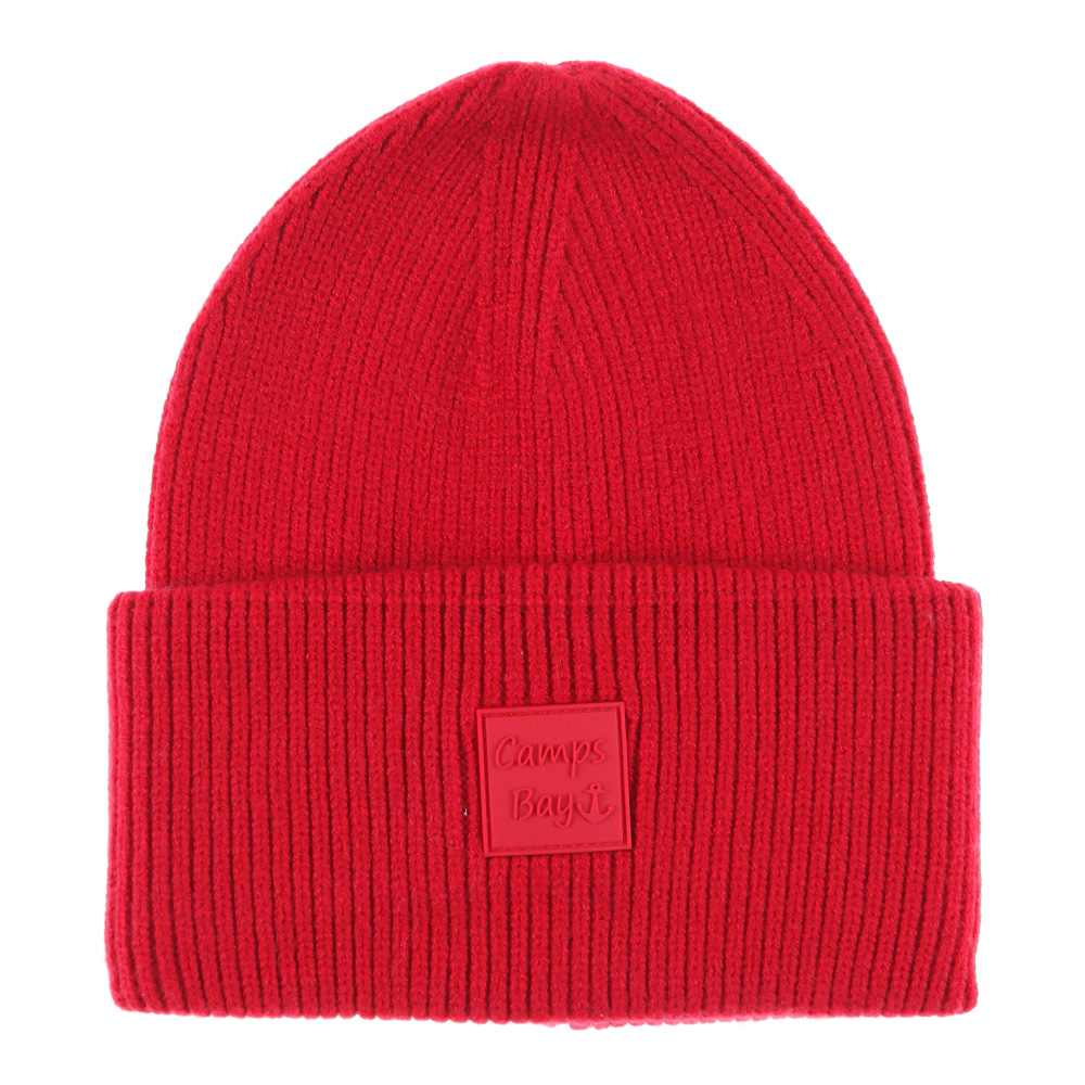 Weibliches Model mit CAMPS BAY Mütze in Mars Red