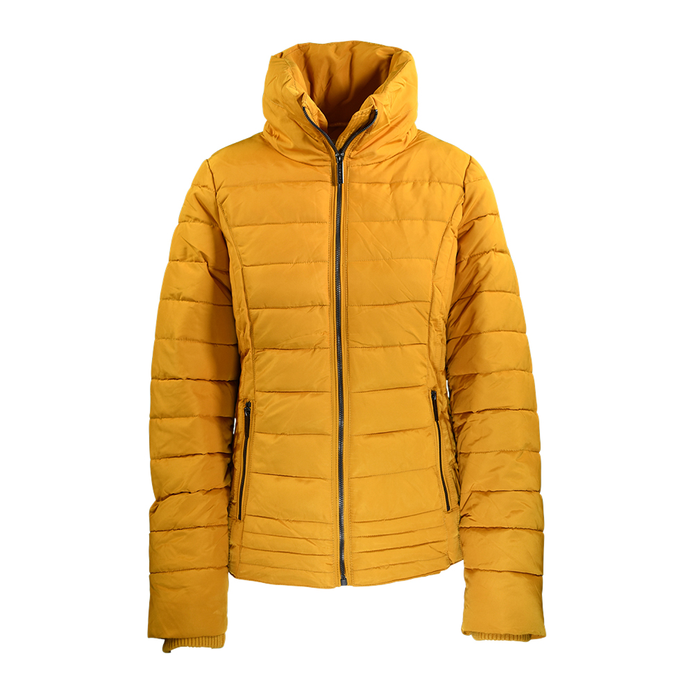 Weibliches Model mit CAMPS BAY Jacke in Golden Yellow