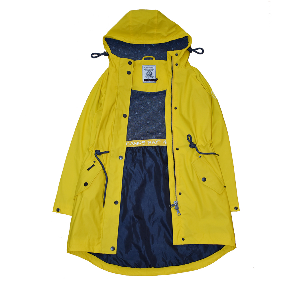 Weibliches Model mit CAMPS BAY Wetterjacke in Lemon Chrome