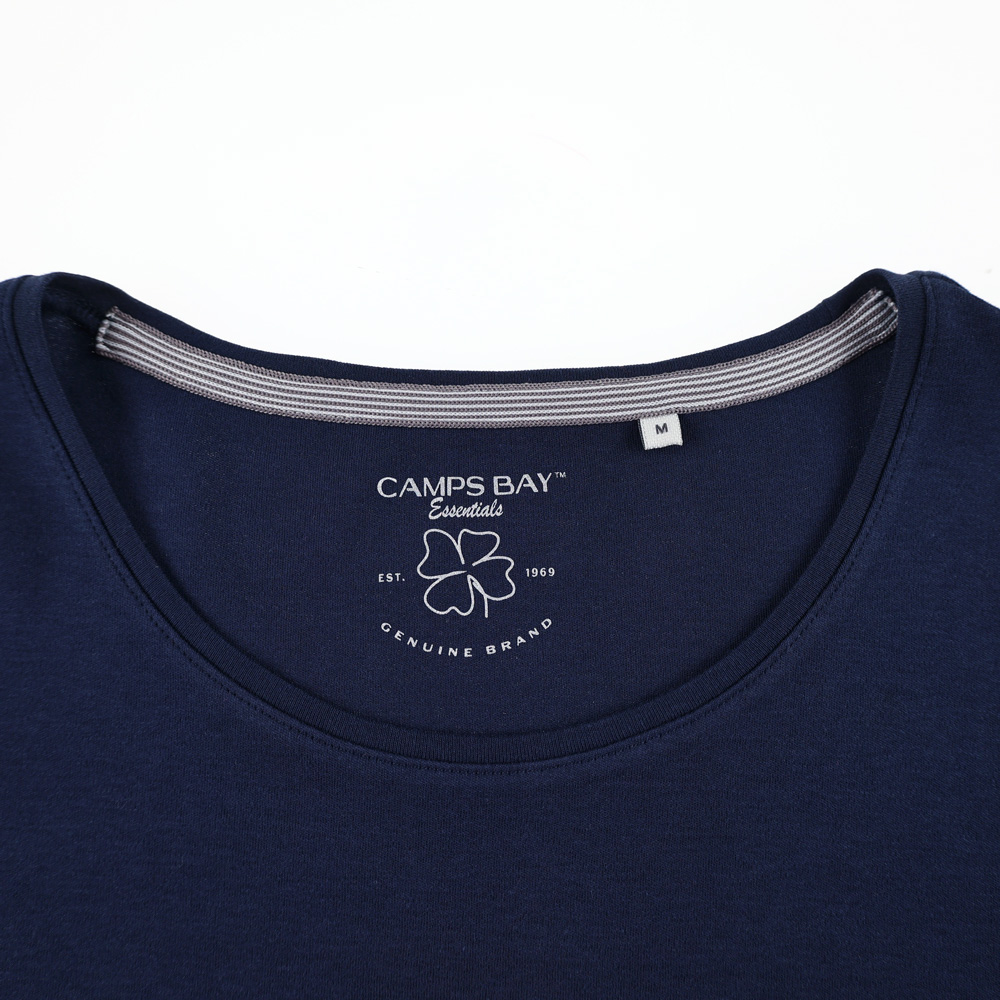 Weibliches Model mit CAMPS BAY Langarmshirt in Night Sky