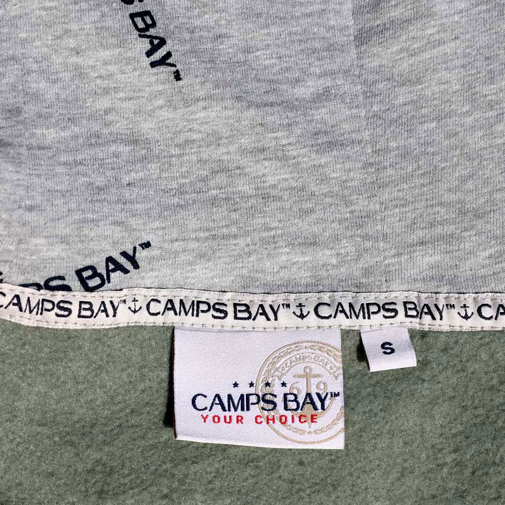 Männliches Model mit CAMPS BAY Hoodie in Sea Spray