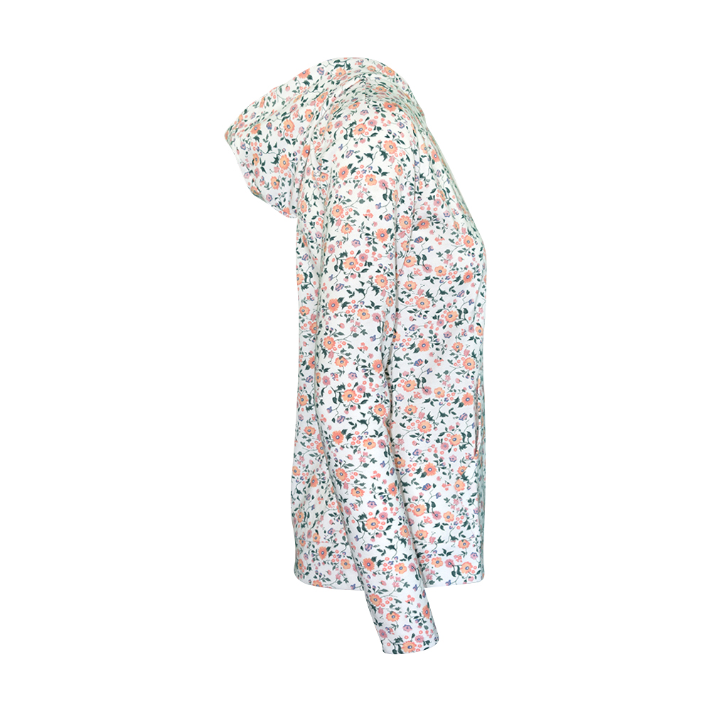 Weibliches Model mit CAMPS BAY Hoodie in Fusion Coral Flowers