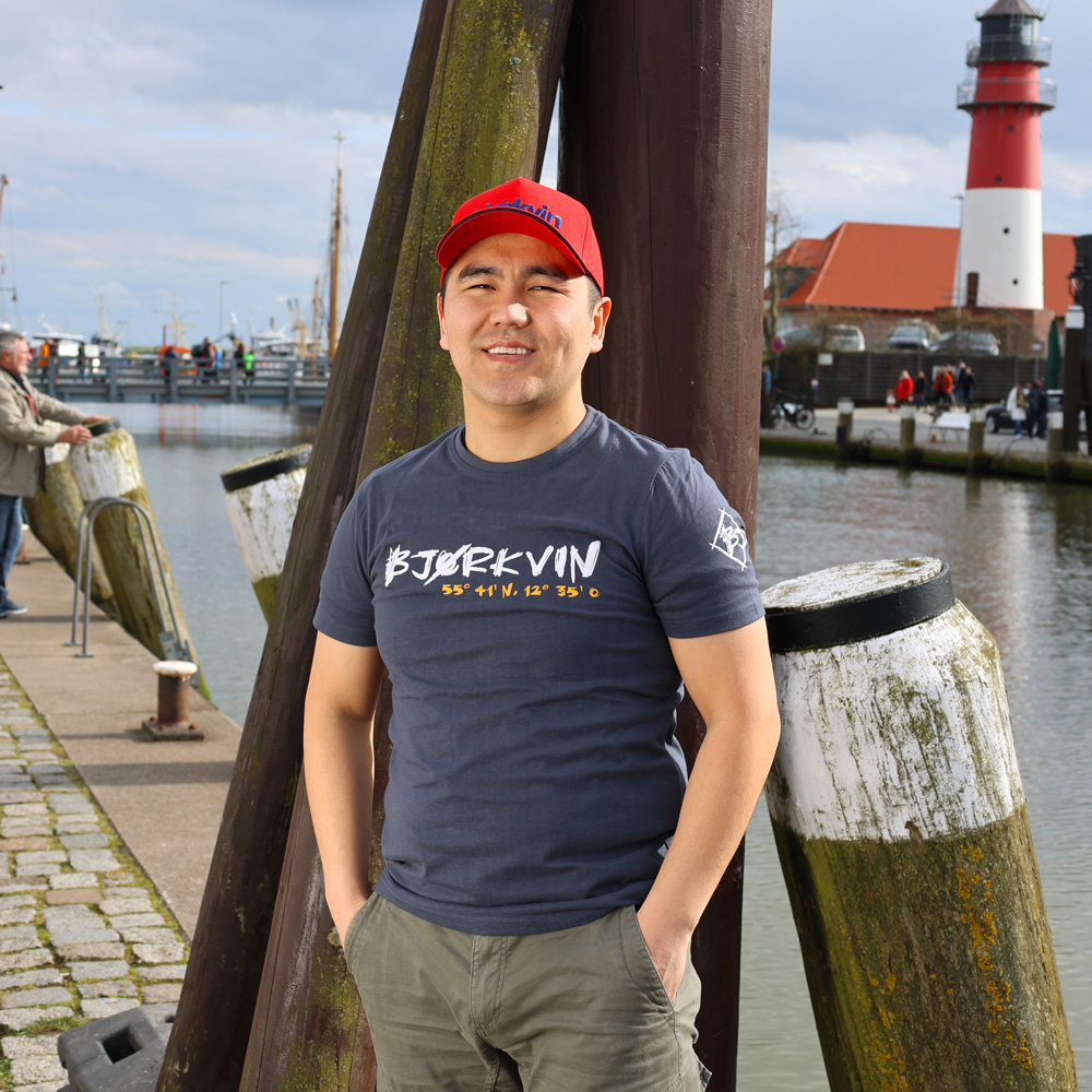 Männliches Model mit Björkvin T-Shirt in Ombre Blue