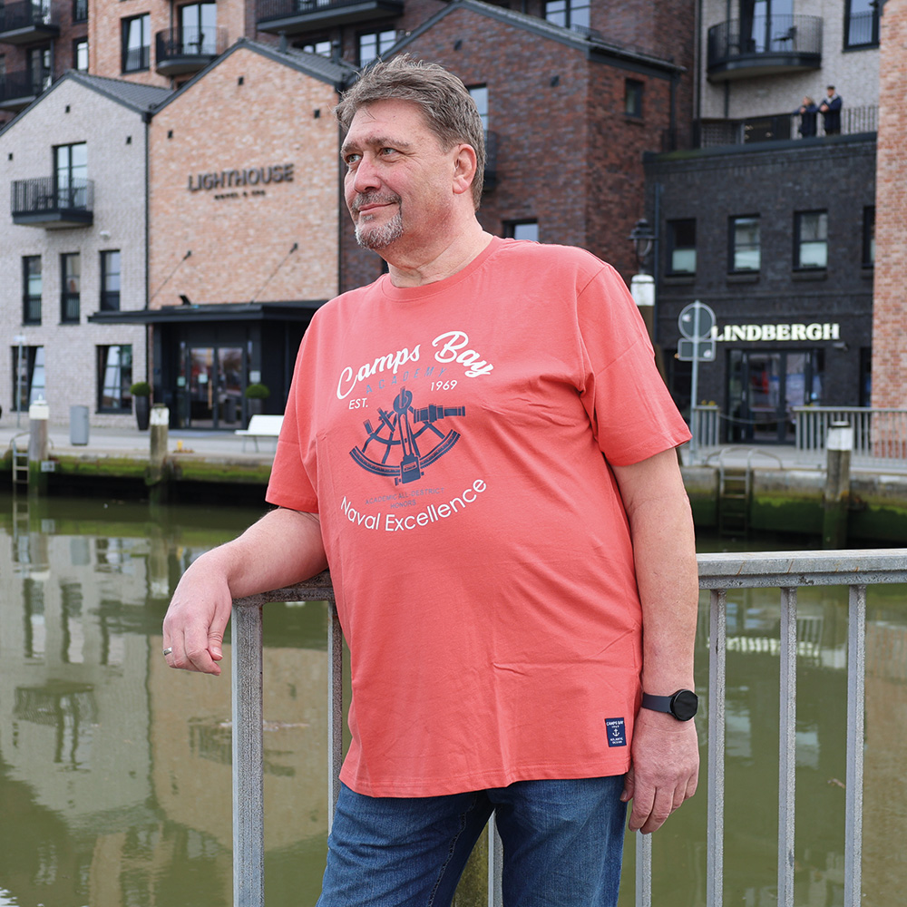Männliches Model mit CAMPS BAY T-Shirt in Faded Rose