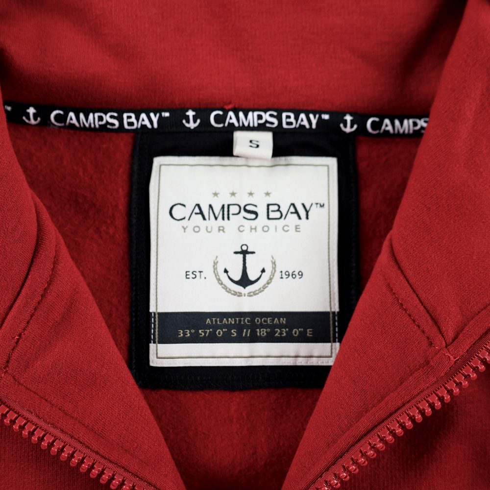 Männliches Model mit CAMPS BAY Sweatjacke in Sun Dried Tomato