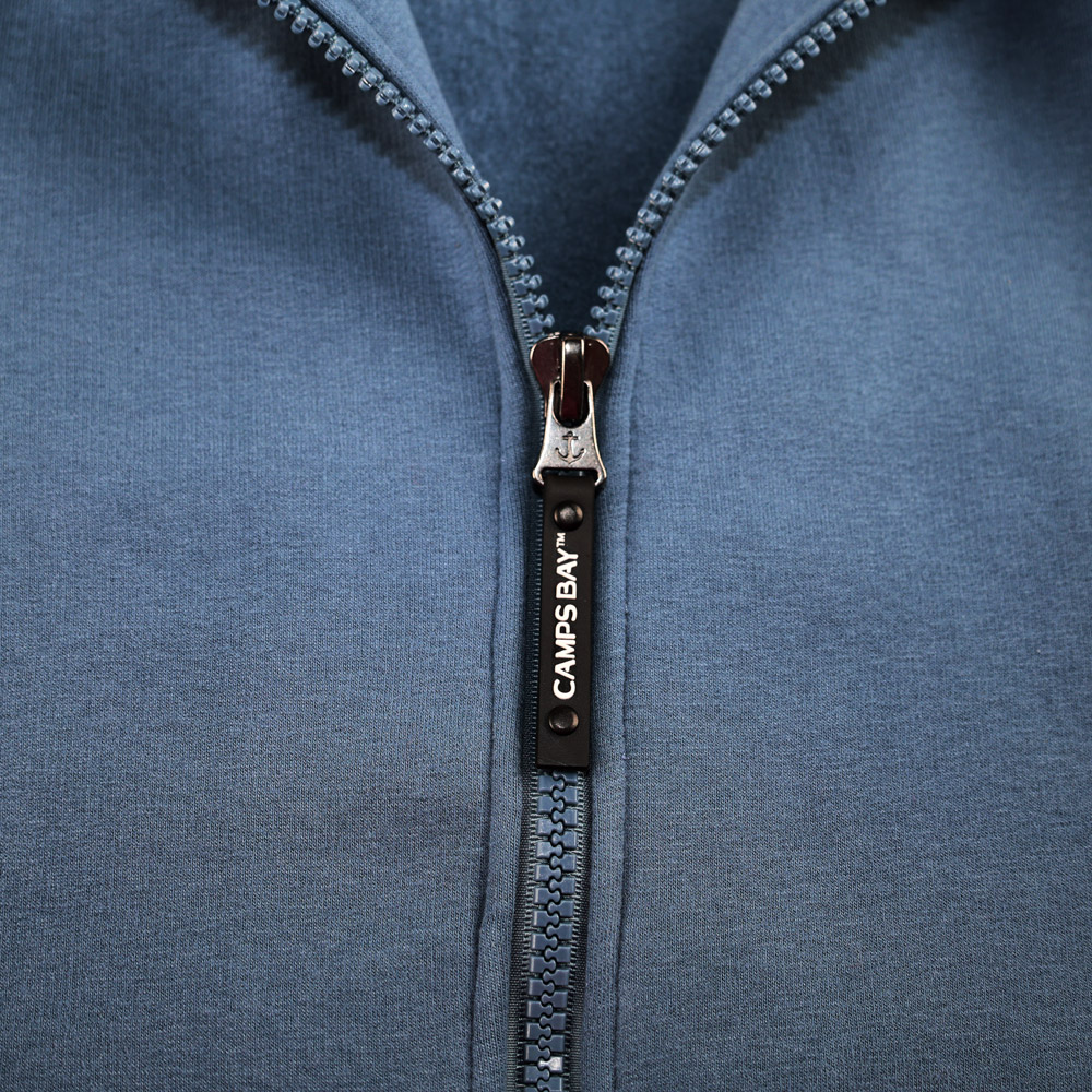 Männliches Model mit CAMPS BAY Sweatjacke in China Blue