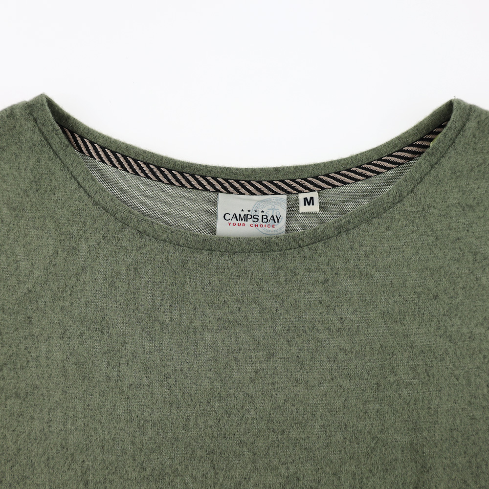 Weibliches Model mit CAMPS BAY Shirt in Khaki Marl