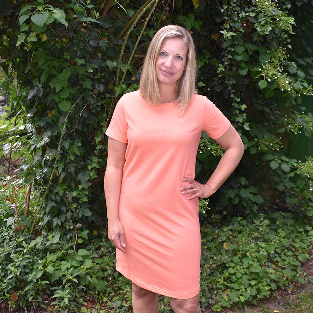 Weibliches Model mit CAMPS BAY Strandkleid in Fusion Coral