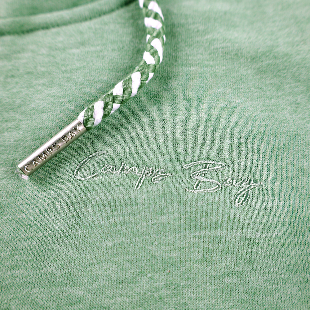 Weibliches Model mit CAMPS BAY Sweatjacke in Hedge Green