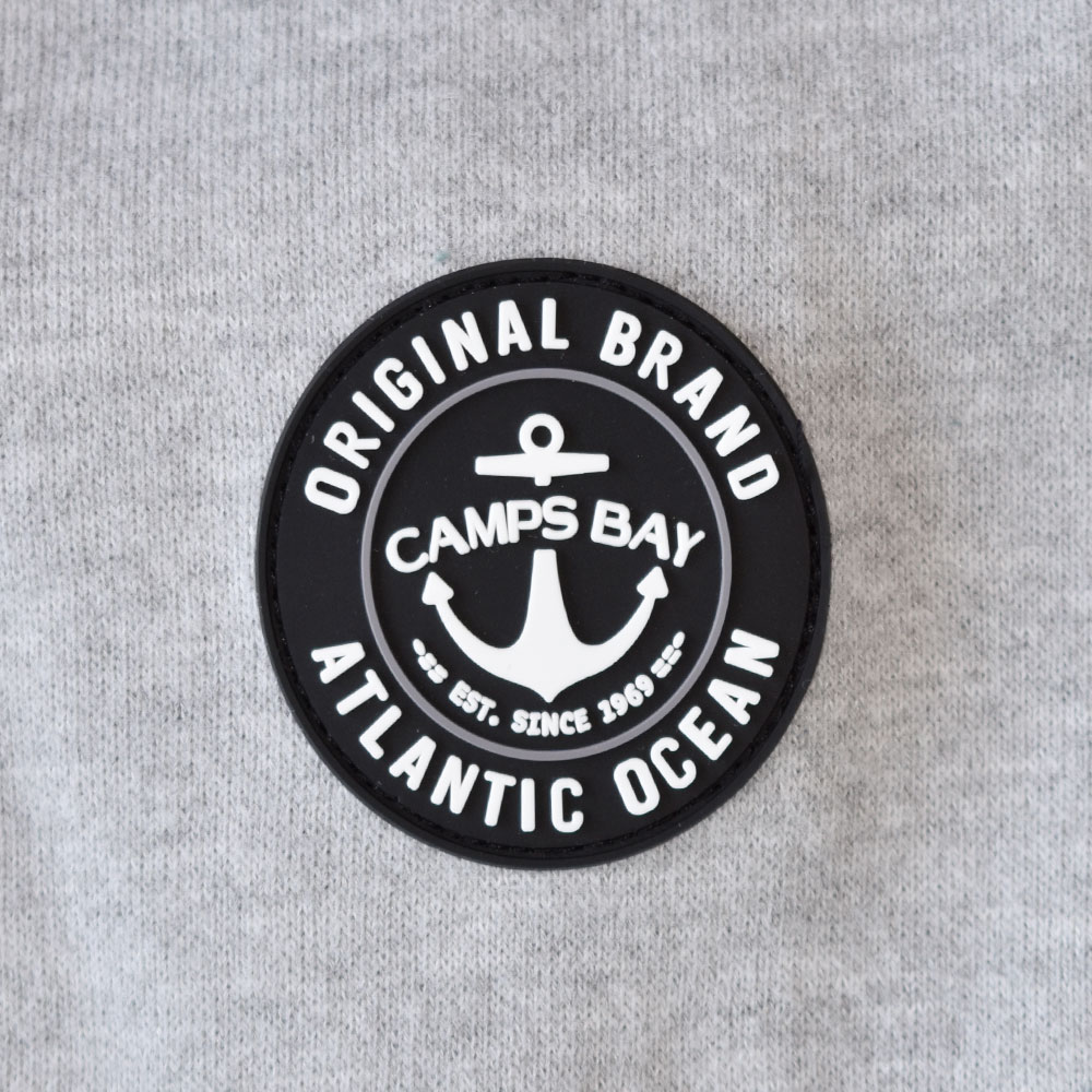 Männliches Model mit CAMPS BAY Hoodie in Night Sky