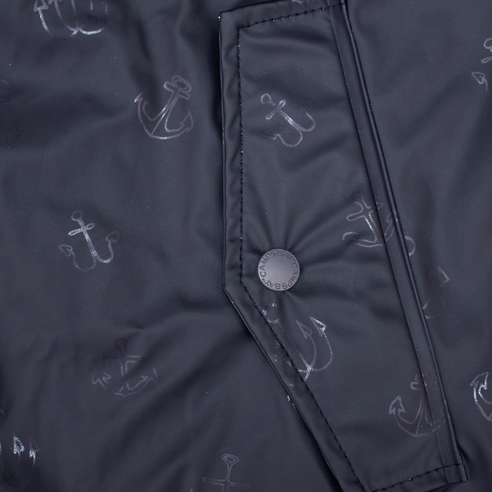 Weibliches Model mit CAMPS BAY Regenjacke in Night Sky