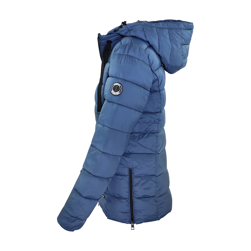 Weibliches Model mit CAMPS BAY Steppjacke in Bering Sea