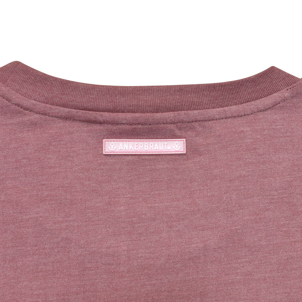 Weibliches Model mit ANKERBRAUT Shirt in Rose Brown