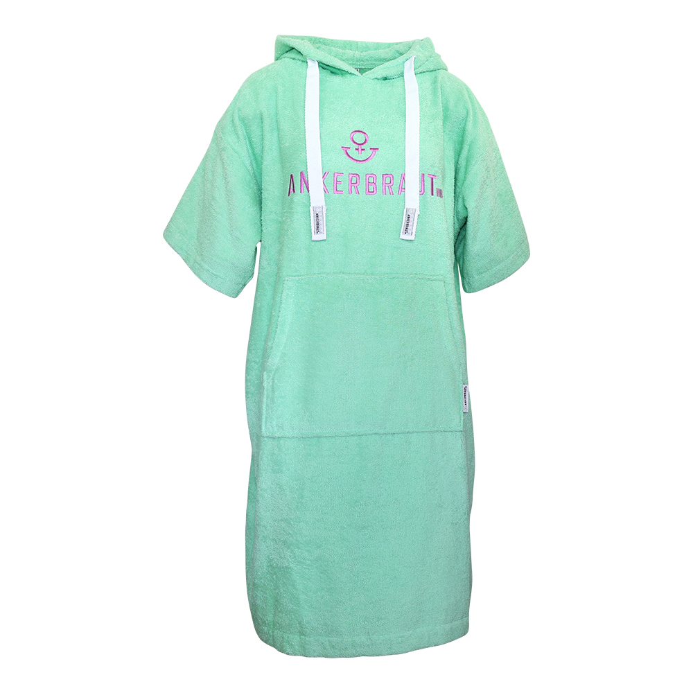 Weibliches Model mit ANKERBRAUT Beach-Poncho in Green