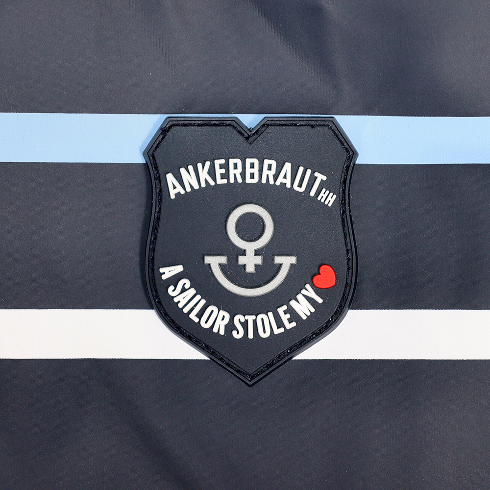 Weibliches Model mit ANKERBRAUT Regenjacke in India Ink