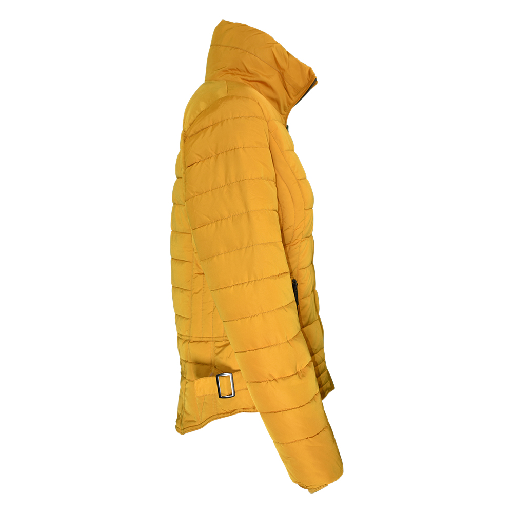 Weibliches Model mit CAMPS BAY Jacke in Golden Yellow
