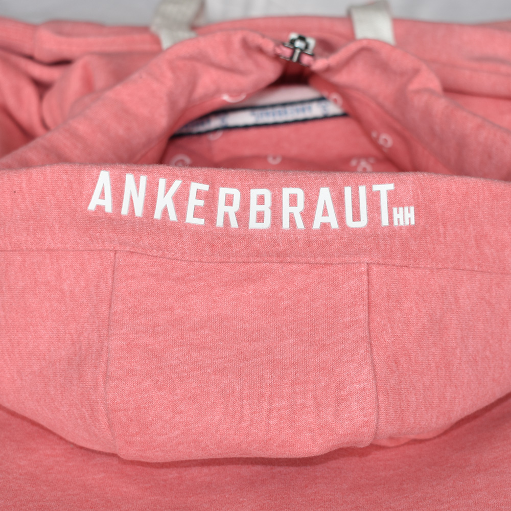 Weibliches Model mit ANKERBRAUT Sweatjacke in Korall Melange