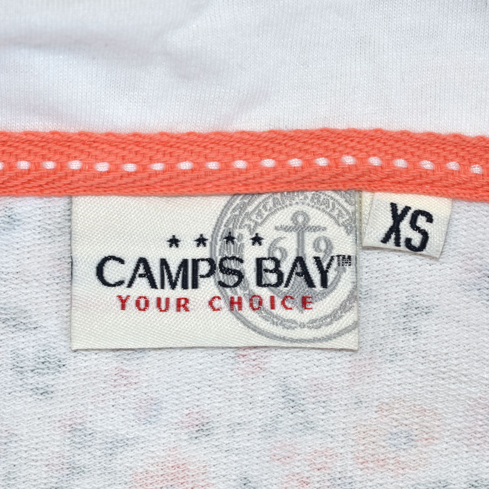 Weibliches Model mit CAMPS BAY Hoodie in Fusion Coral Flowers