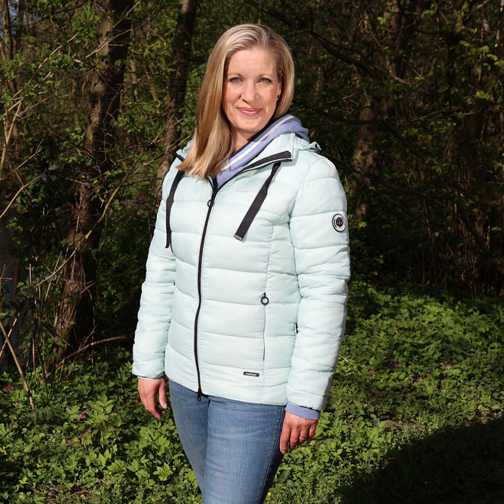 Weibliches Model mit CAMPS BAY Steppjacke in Harbour Grey