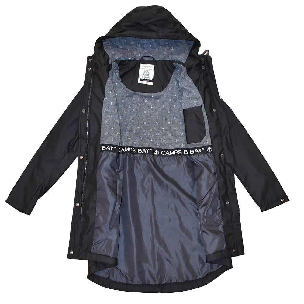 Weibliches Model mit CAMPS BAY Wetterjacke in Schwarz