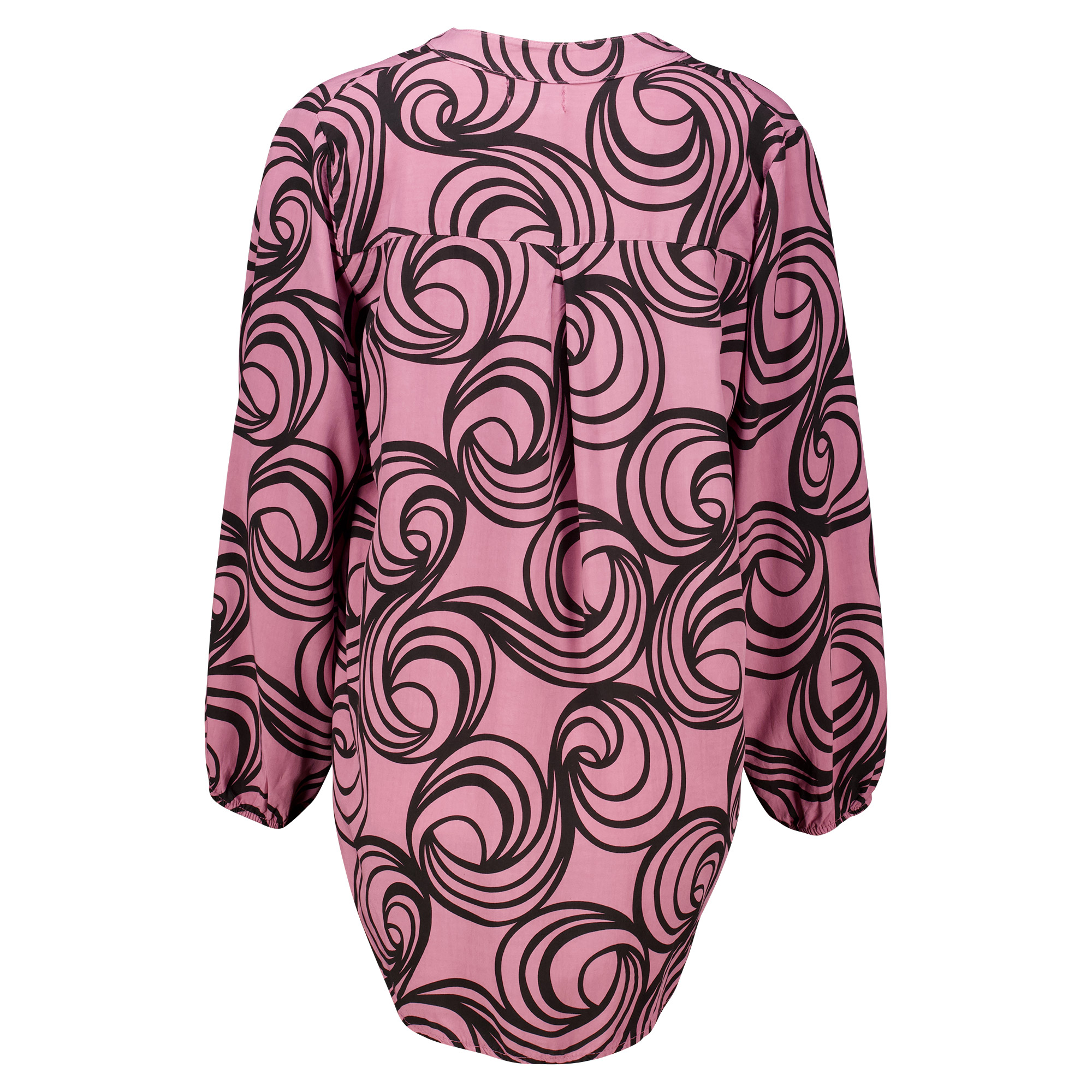 Weibliches Model mit Küstenzauber Bluse in Rose